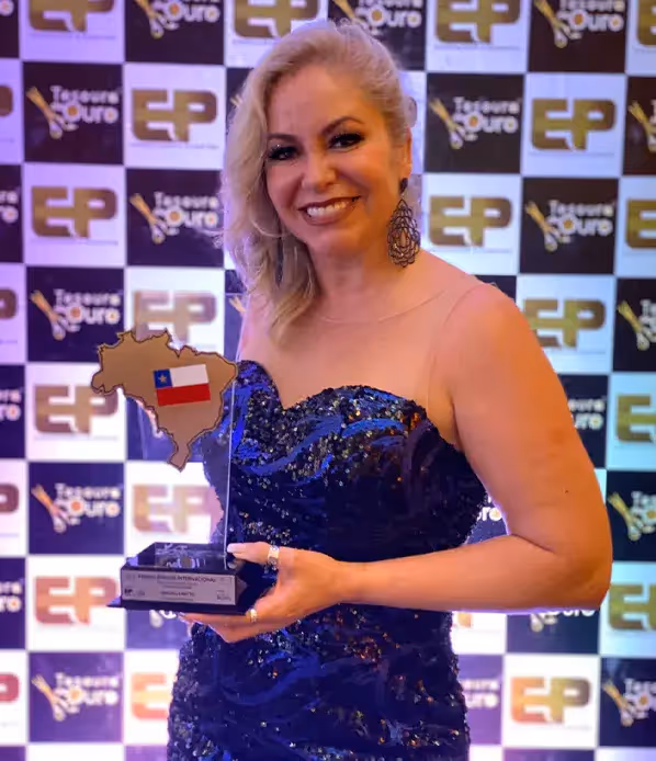 Gracielle Gatto recebendo prêmio internacional